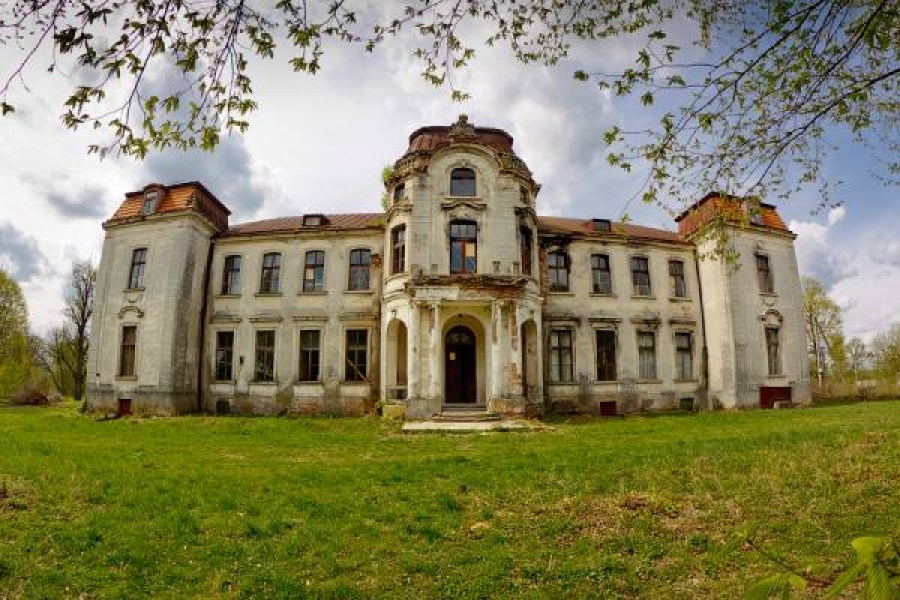 Студентам из независимой организации запретили убирать мусор в заброшенном дворце под Щучином Студентам из независимой организации запретили убирать мусор в заброшенном дворце под Щучином