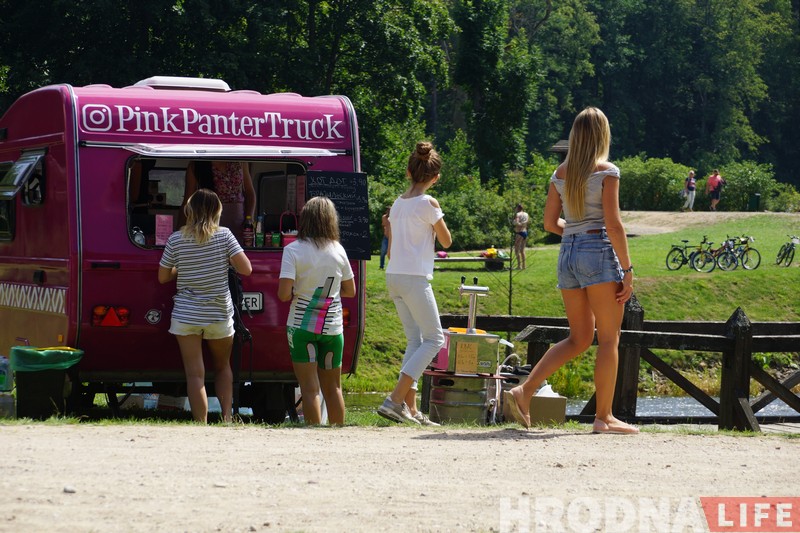 Детская мечта привела в бизнес. Фудтрак «Розовая пантера» угощал «Суседзяў» мороженым и не только Детская мечта привела в бизнес. Фудтрак «Розовая пантера» угощал «Суседзяў» мороженым и не только