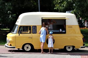 Ещё один фудтрак: гродненцы восстановили старый фургон и продают там напитки