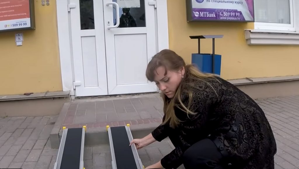 Инвалид из Лиды Саша Авдевич взял кредит в банке, чтобы подарить ему мобильный пандус (дополнено)