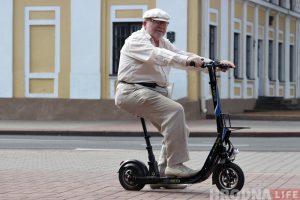 «Стоит потраченных денег». Гродненский пенсионер приобрел электросамокат и не жалеет об этом