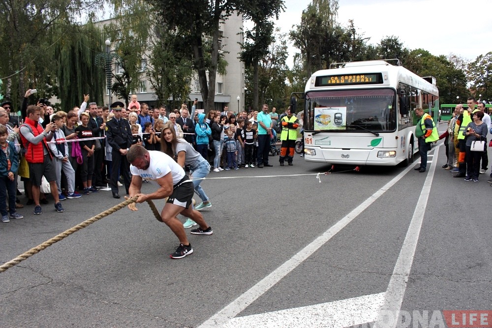 Гродненский богатырь Александр Кодис сдвинул с места 12-тонный троллейбус Гродненский богатырь Александр Кодис сдвинул с места 12-тонный троллейбус