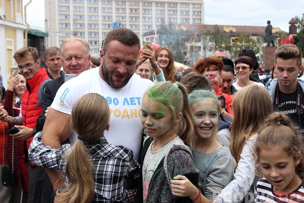 Гродненский богатырь Александр Кодис сдвинул с места 12-тонный троллейбус Гродненский богатырь Александр Кодис сдвинул с места 12-тонный троллейбус