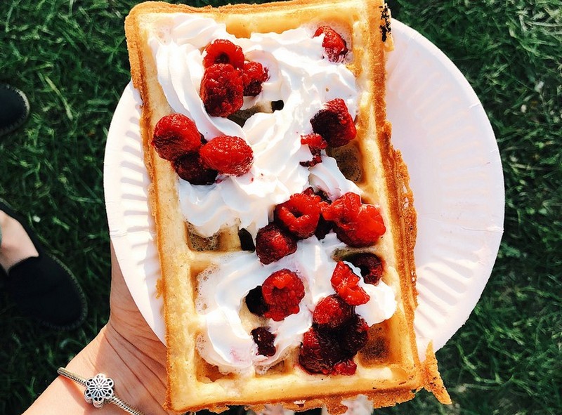 Сувлаки, Наполетана, Буррито: Что попробовать в этот уикенд на фестивале Vulitsa Ezha. Grodno бельгийские вафли фудтрак белоруснефть Гродно