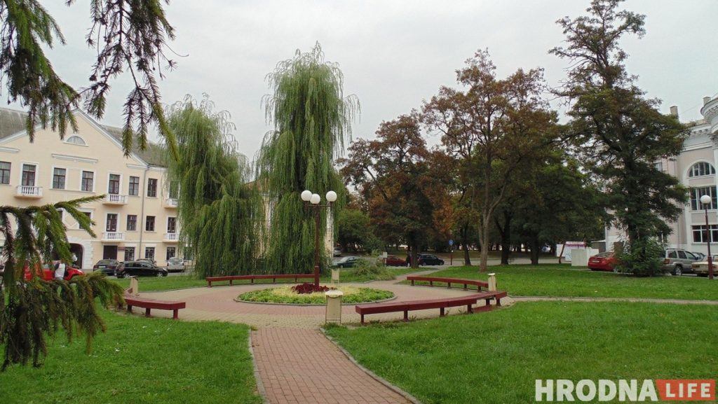 Сквер за "текстилями" переживает последнюю осень: там построят офисный центр. Что думают гродненцы?