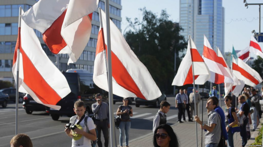 "Не наша компетенция". Министерство культуры ответило о законе о бело-красно-белом флаге
