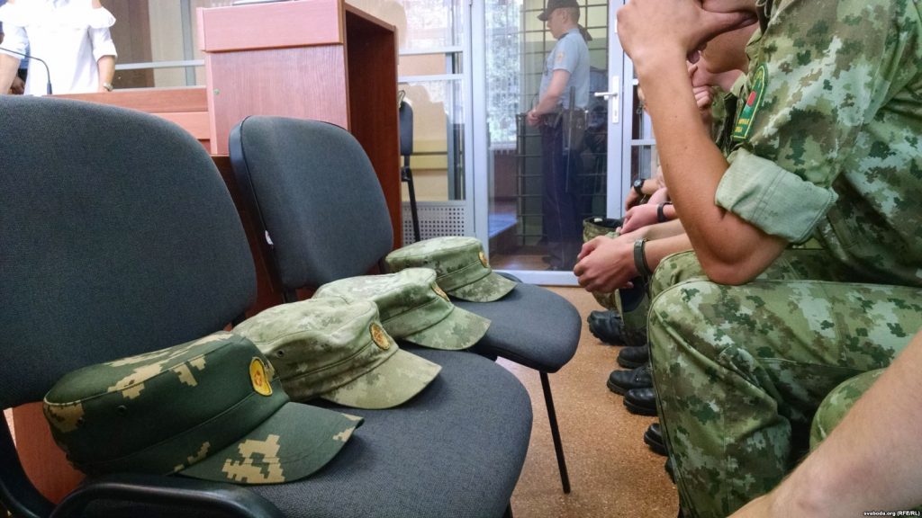 Ударил по мошонке, сбрасывал с кровати. В Гродно начался очередной суд за дедовщину