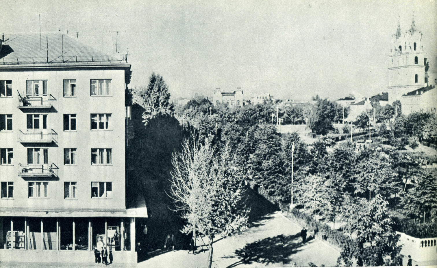 К 1966 году зазеленела Советская площадь. Такой она была до 2006 года.