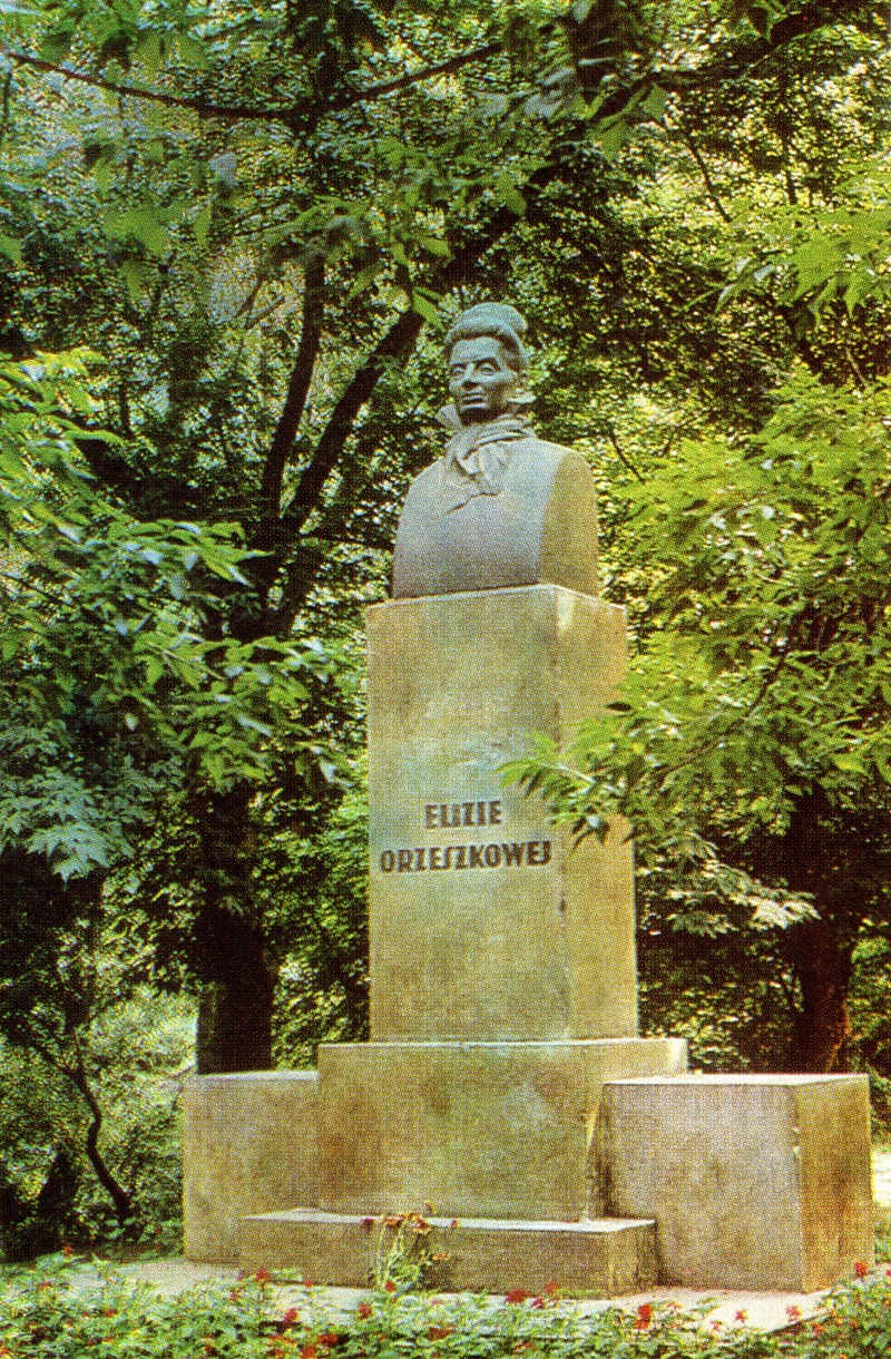 К памятнику Ожешко в 1979 году было не подступиться из-за зелени