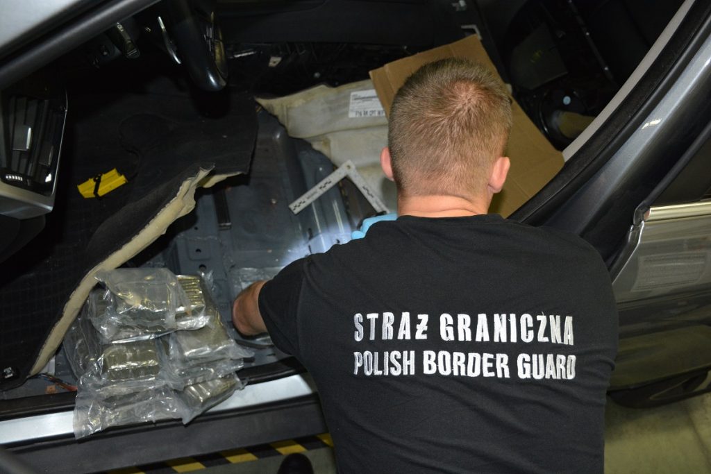 Пограничники в Кузнице нашли у россиянина 70 кг гашиша