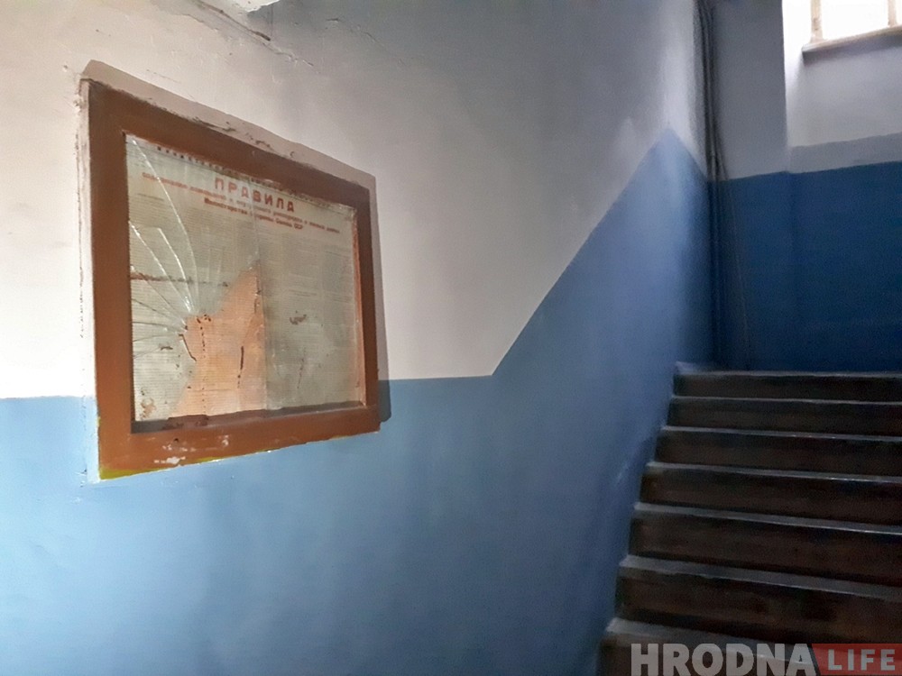 Смотрите: еще одна вывеска, которая осталась в подъезде с советских времён Смотрите: еще одна вывеска, которая осталась в подъезде с советских времён