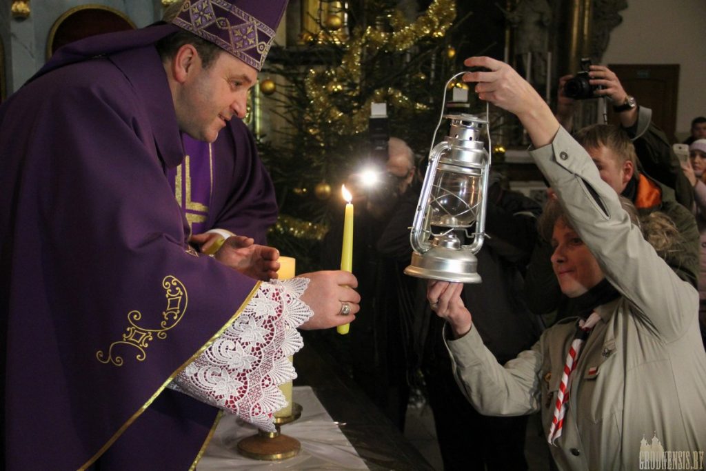 "Свет, который объединяет". В Гродно прибыл Вифлеемский огонь