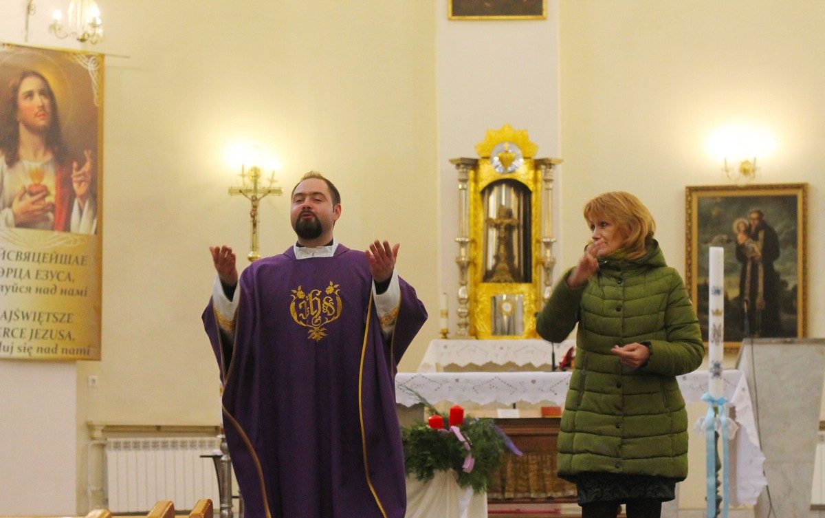 Костел, где верующие учат ксендза. Как в Гродно 20 лет проходит месса для глухонемых
