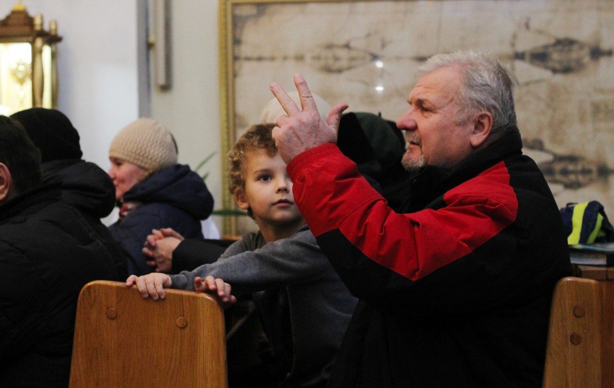 Костел, где верующие учат ксендза. Как в Гродно 20 лет проходит месса для глухонемых