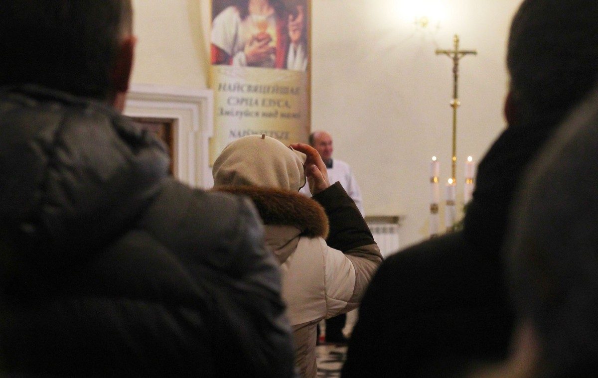 Костел, где верующие учат ксендза. Как в Гродно 20 лет проходит месса для глухонемых