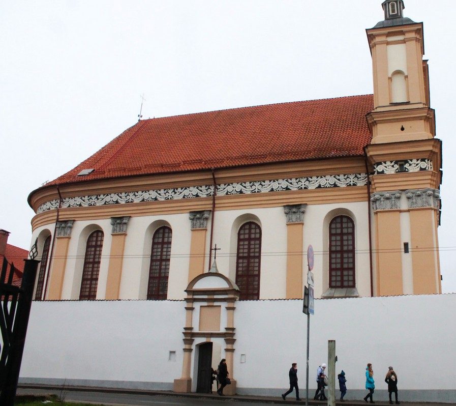 Костел, где верующие учат ксендза. Как в Гродно 20 лет проходит месса для глухонемых