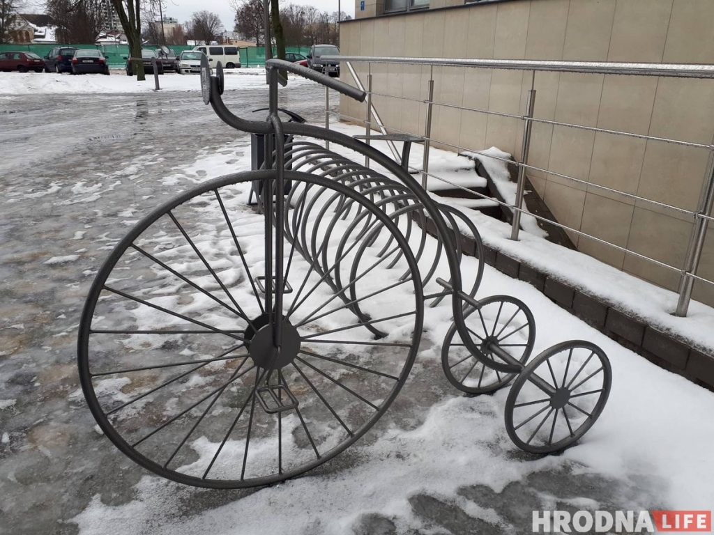Смотрите, какая велопарковка появилась у филармонии. Это символ "ВелоГродно"?