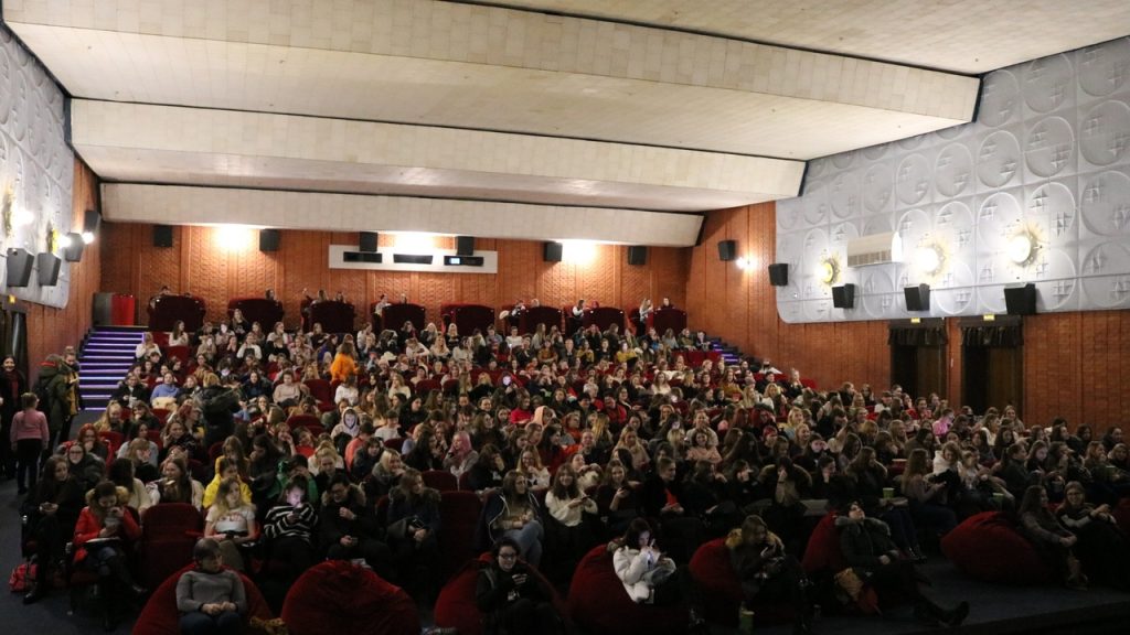 "Фанаты признавались друг другу в любви". В Гродно показали концерт корейской группы BTS 