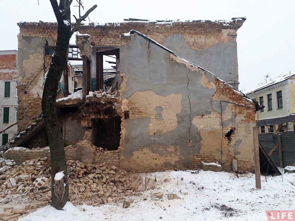 Останется только часть фасада: началась реконструкция заброшенного дома возле областного КГБ Останется только часть фасада: началась реконструкция заброшенного дома возле областного КГБ