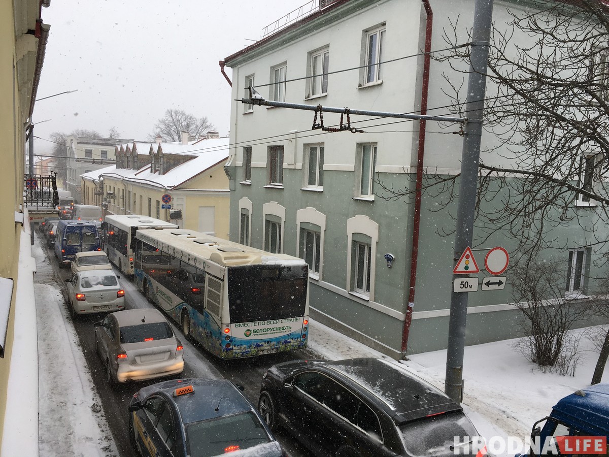 Большие заторы в центре Гродно. На Старом мосту развернуло ГАЗ Большие заторы в центре Гродно. На Старом мосту развернуло ГАЗ