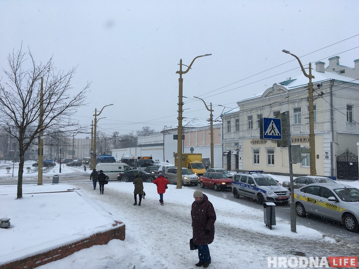 Большие заторы в центре Гродно. На Старом мосту развернуло ГАЗ Большие заторы в центре Гродно. На Старом мосту развернуло ГАЗ