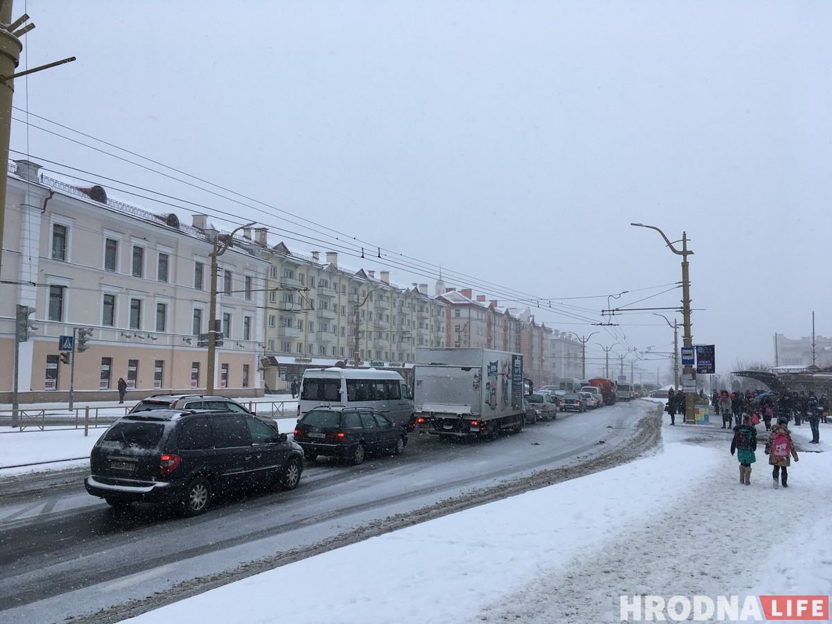 Большие заторы в центре Гродно. На Старом мосту развернуло ГАЗ Большие заторы в центре Гродно. На Старом мосту развернуло ГАЗ