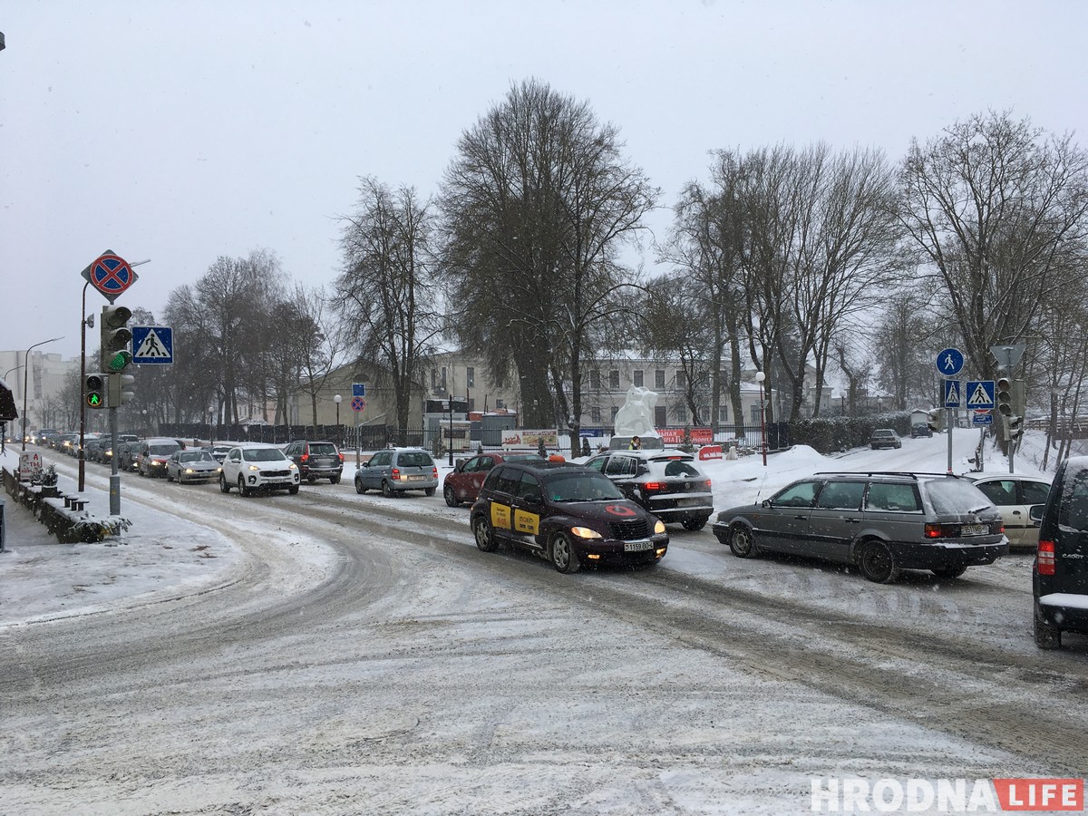 Большие заторы в центре Гродно. На Старом мосту развернуло ГАЗ Большие заторы в центре Гродно. На Старом мосту развернуло ГАЗ