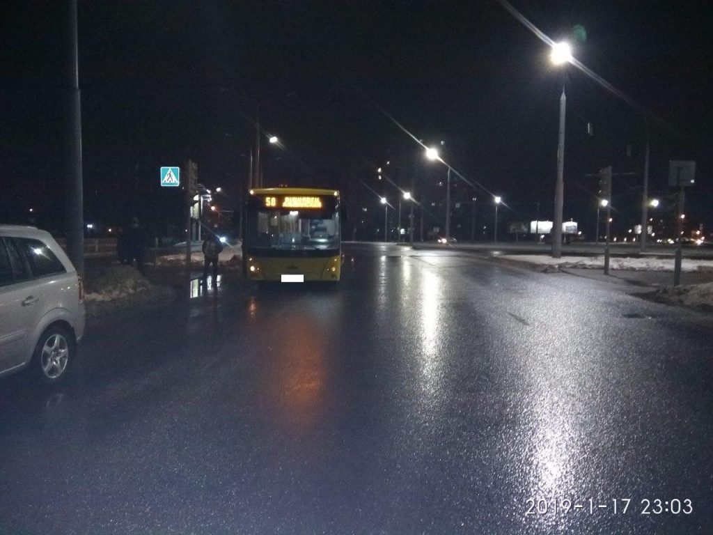 Автобус сбил женщину на пешеходным переходе, нарушив правила