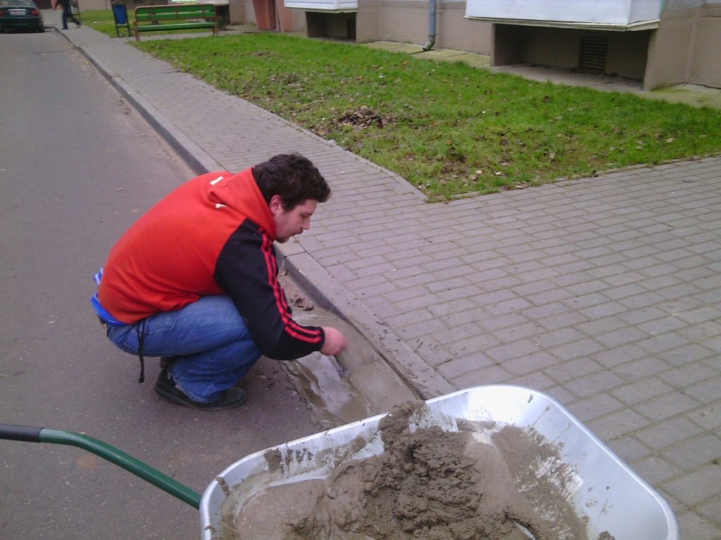 “Мы строим, а коммунальщики ломают”. Грейдер в Гродно убрал снег, а заодно и пандус