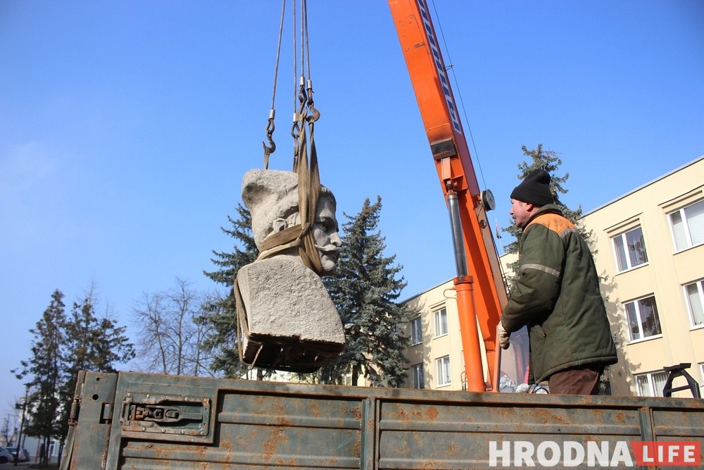 Фоторепортаж: На Василька демонтировали памятник Чапаеву Фоторепортаж: На Василька демонтировали памятник Чапаеву
