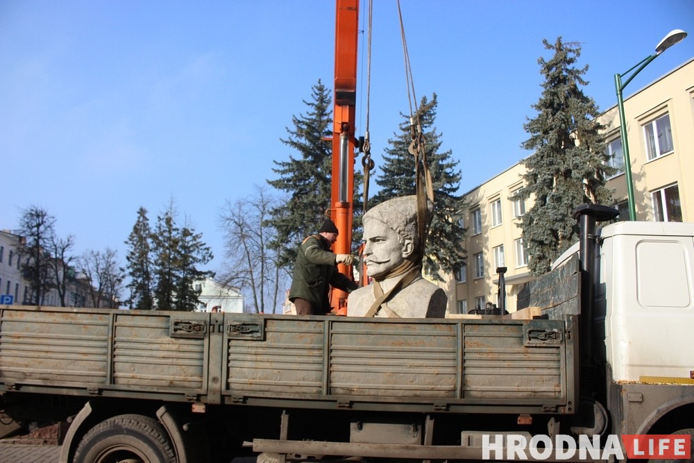 Фоторепортаж: На Василька демонтировали памятник Чапаеву Фоторепортаж: На Василька демонтировали памятник Чапаеву