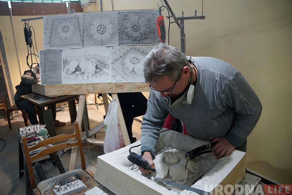 На въездные ворота Старого замка повесили барельеф ангела с крыльями На въездные ворота Старого замка повесили барельеф ангела с крыльями