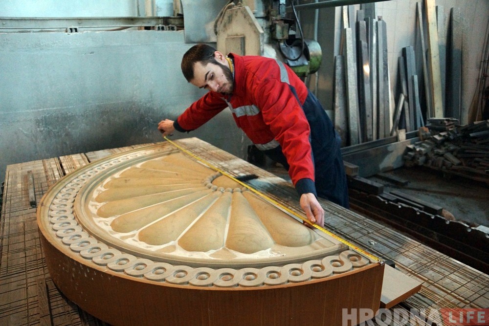 На въездные ворота Старого замка повесили барельеф ангела с крыльями На въездные ворота Старого замка повесили барельеф ангела с крыльями