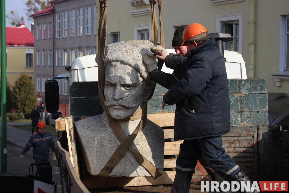 Фоторепортаж: На Василька демонтировали памятник Чапаеву Фоторепортаж: На Василька демонтировали памятник Чапаеву