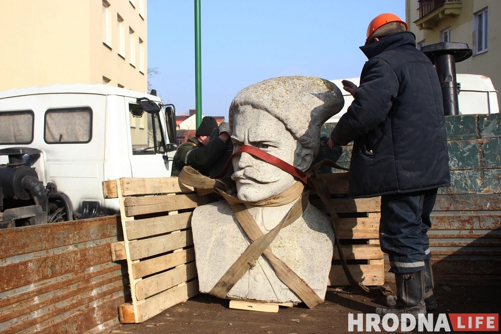 Фоторепортаж: На Василька демонтировали памятник Чапаеву Фоторепортаж: На Василька демонтировали памятник Чапаеву