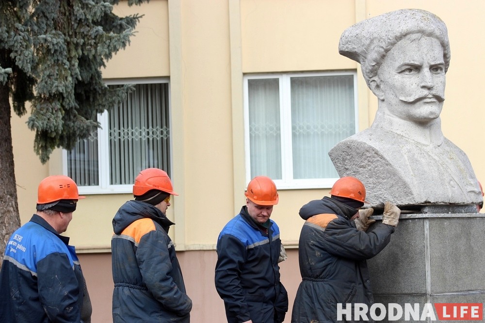 Фоторепортаж: На Василька демонтировали памятник Чапаеву Фоторепортаж: На Василька демонтировали памятник Чапаеву