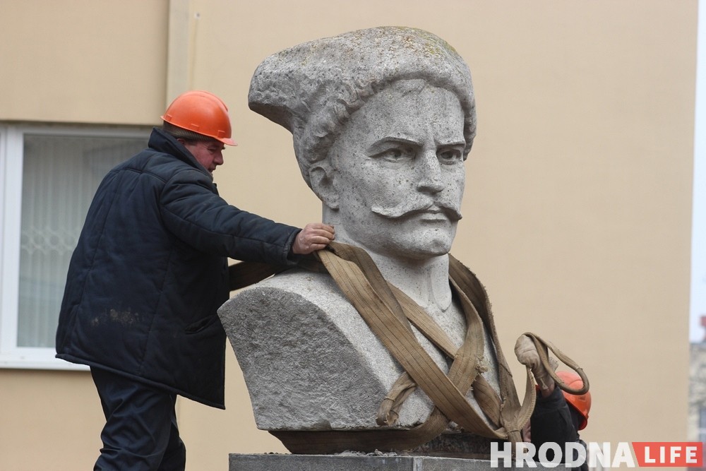 Фоторепортаж: На Василька демонтировали памятник Чапаеву Фоторепортаж: На Василька демонтировали памятник Чапаеву
