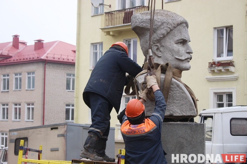 Фоторепортаж: На Василька демонтировали памятник Чапаеву Фоторепортаж: На Василька демонтировали памятник Чапаеву