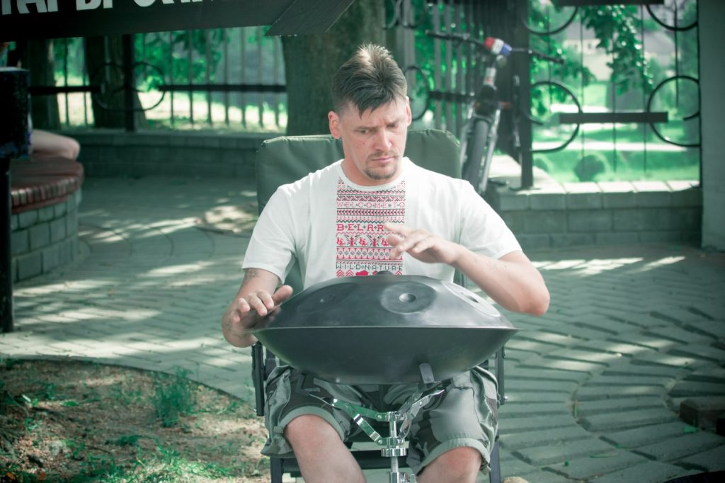 "Не хочу быть обычным уличным музыкантом". Александр Зимин собирает деньги на новый хэндпан