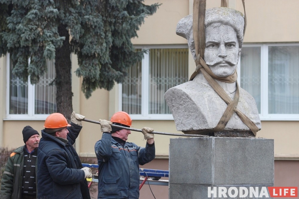 Фоторепортаж: На Василька демонтировали памятник Чапаеву Фоторепортаж: На Василька демонтировали памятник Чапаеву