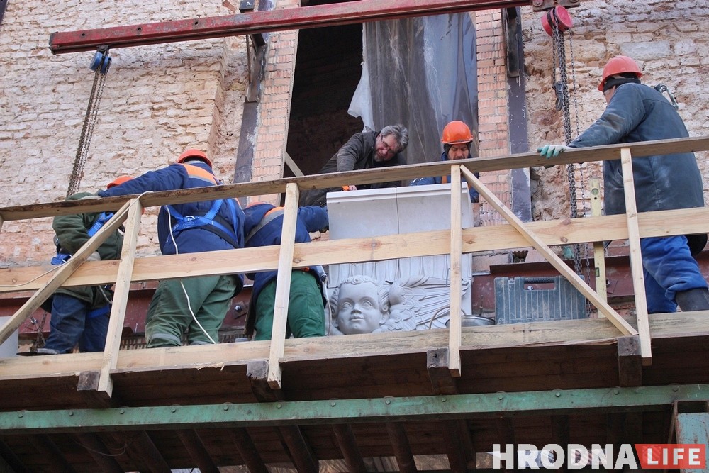 На въездные ворота Старого замка повесили барельеф ангела с крыльями Старый замок / Стары замак