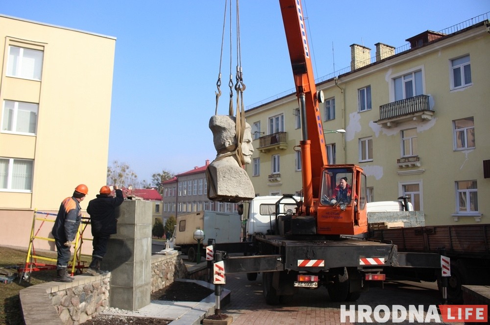 Фоторепортаж: На Василька демонтировали памятник Чапаеву Фоторепортаж: На Василька демонтировали памятник Чапаеву