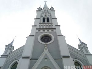 Дыры от пуль в циферблате: как реставрируют башенные часы лютеранской кирхи Дыры от пуль в циферблате: как реставрируют башенные часы лютеранской кирхи