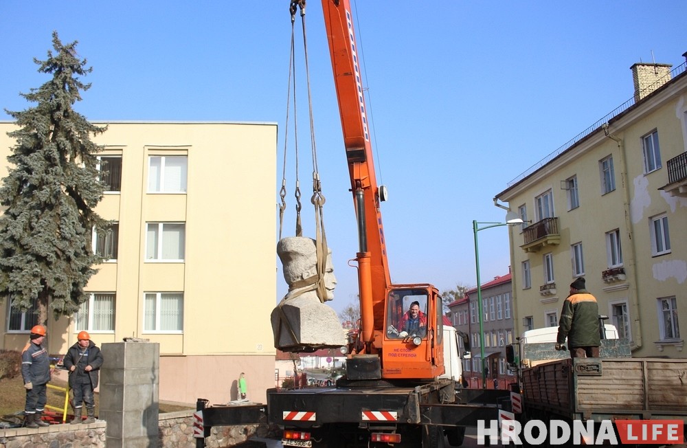 Фоторепортаж: На Василька демонтировали памятник Чапаеву Фоторепортаж: На Василька демонтировали памятник Чапаеву