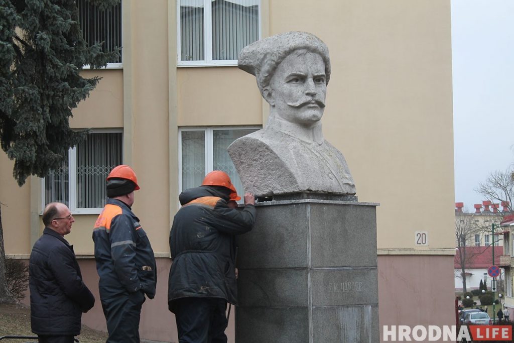 В Гродно демонтируют памятник Чапаеву (обновлено)