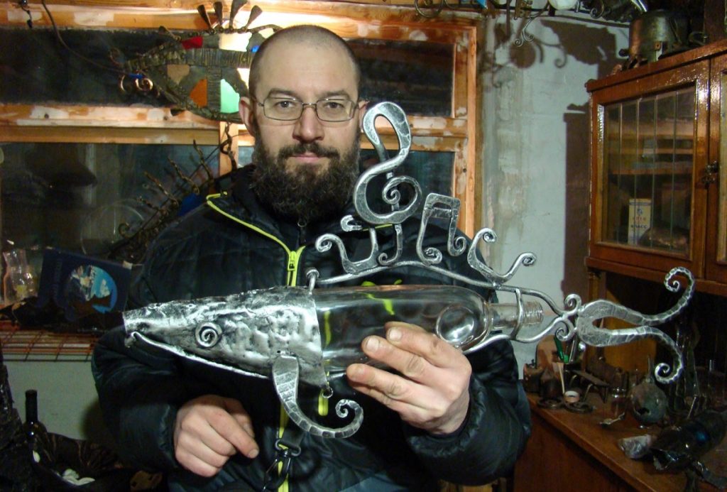 Железное искусство. Гродненский кузнец делает рыб из лопат