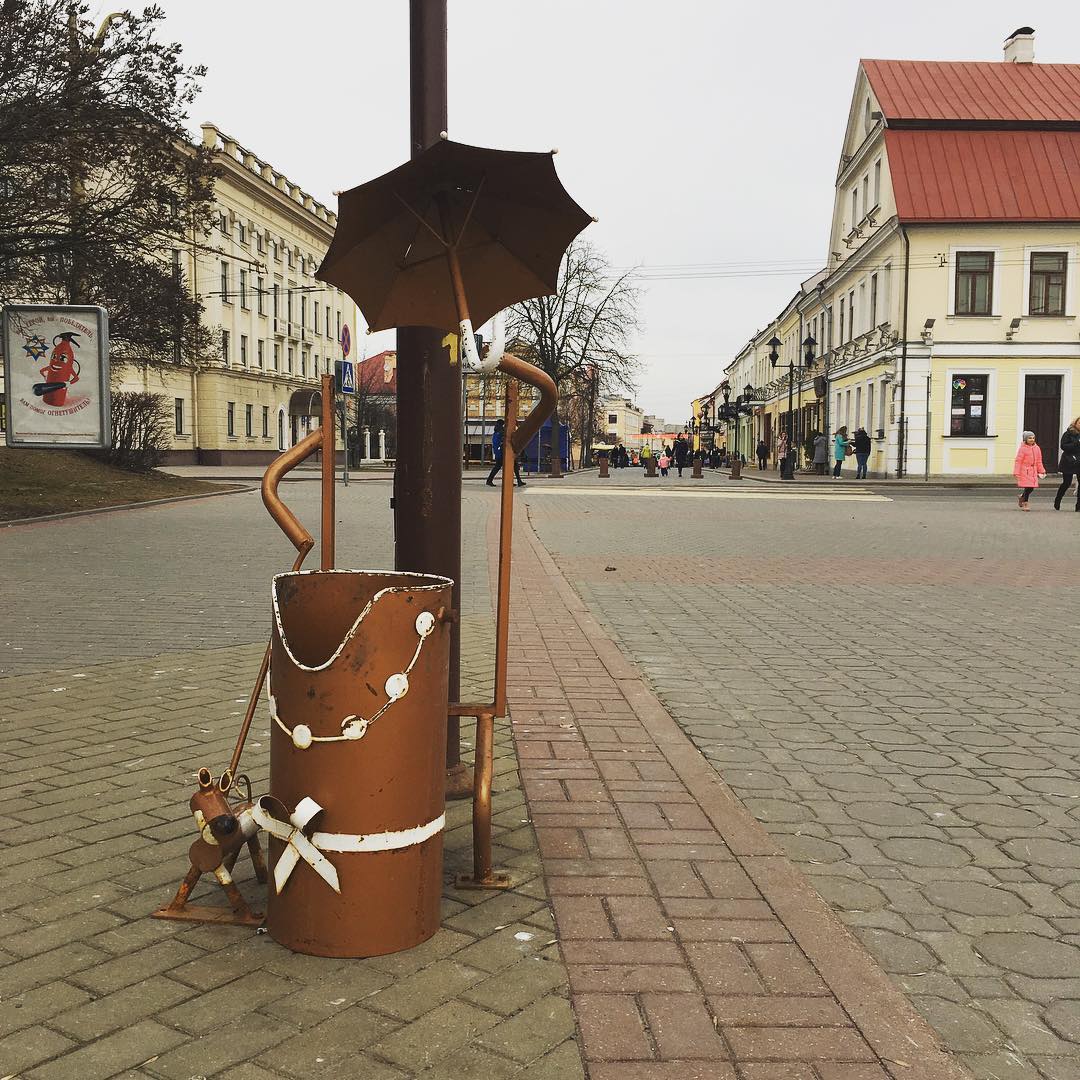 Подкрашивают дам и джентльменов: ржавые мусорные урны в центре Гродно приводят в порядок Подкрашивают дам и джентльменов: ржавые мусорные урны в центре Гродно приводят в порядок