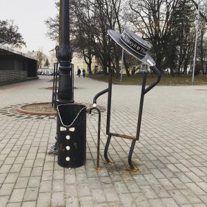 Подкрашивают дам и джентльменов: ржавые мусорные урны в центре Гродно приводят в порядок Подкрашивают дам и джентльменов: ржавые мусорные урны в центре Гродно приводят в порядок