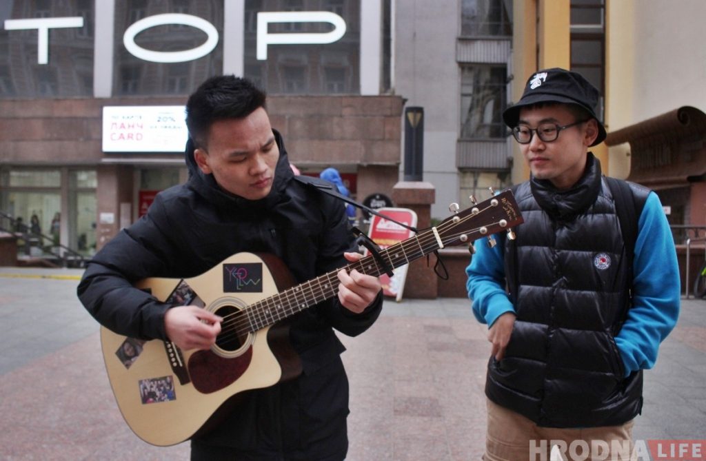 "Делаем это в удовольствие". Студенты из Китая спели в центре Гродно