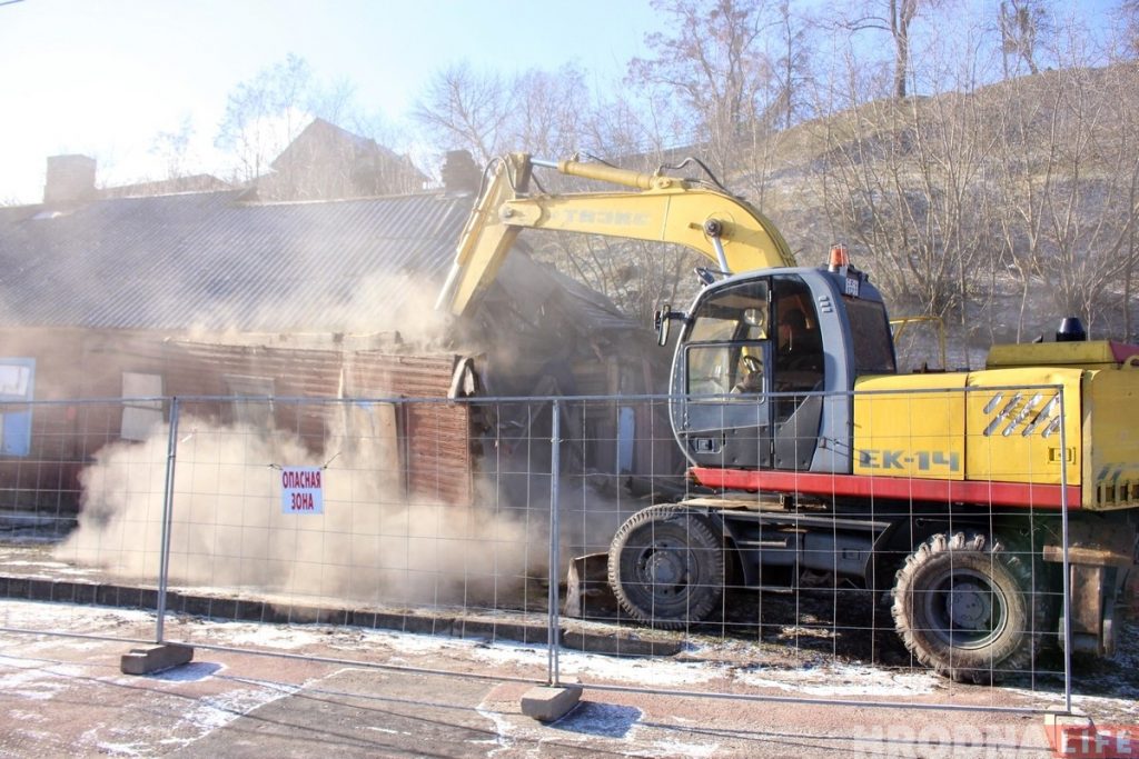 Зачистка на Левонабережной: под снос пошли два деревянных дома